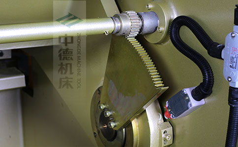 ZDS-450接纳高精度刀片空隙调理齿轮,颠末淬火高硬度又耐磨,外表镀锌不生锈,终年累月利用仍然有很高的调理精度.jpg ZDS-450接纳高精度刀片空隙调理齿轮,颠末淬火高硬度又耐磨,外表镀锌不生锈,终年累月利用仍然有很高的调理精度.jpg